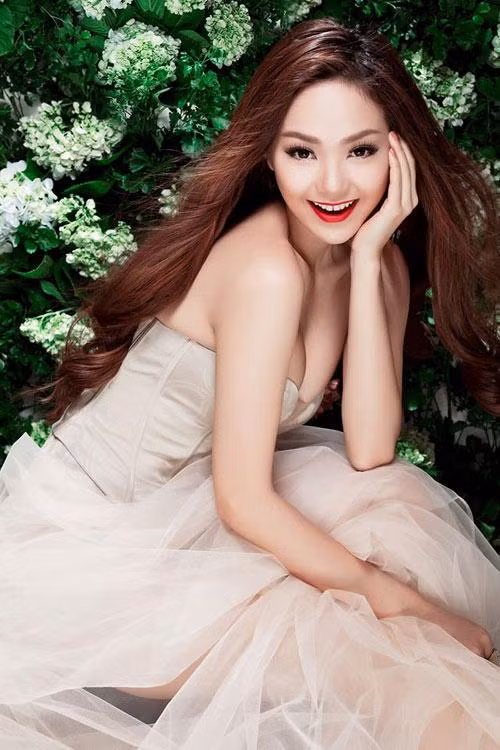 Từ sau 2010, Minh Hằng chuyển dần sang style trưởng thành.