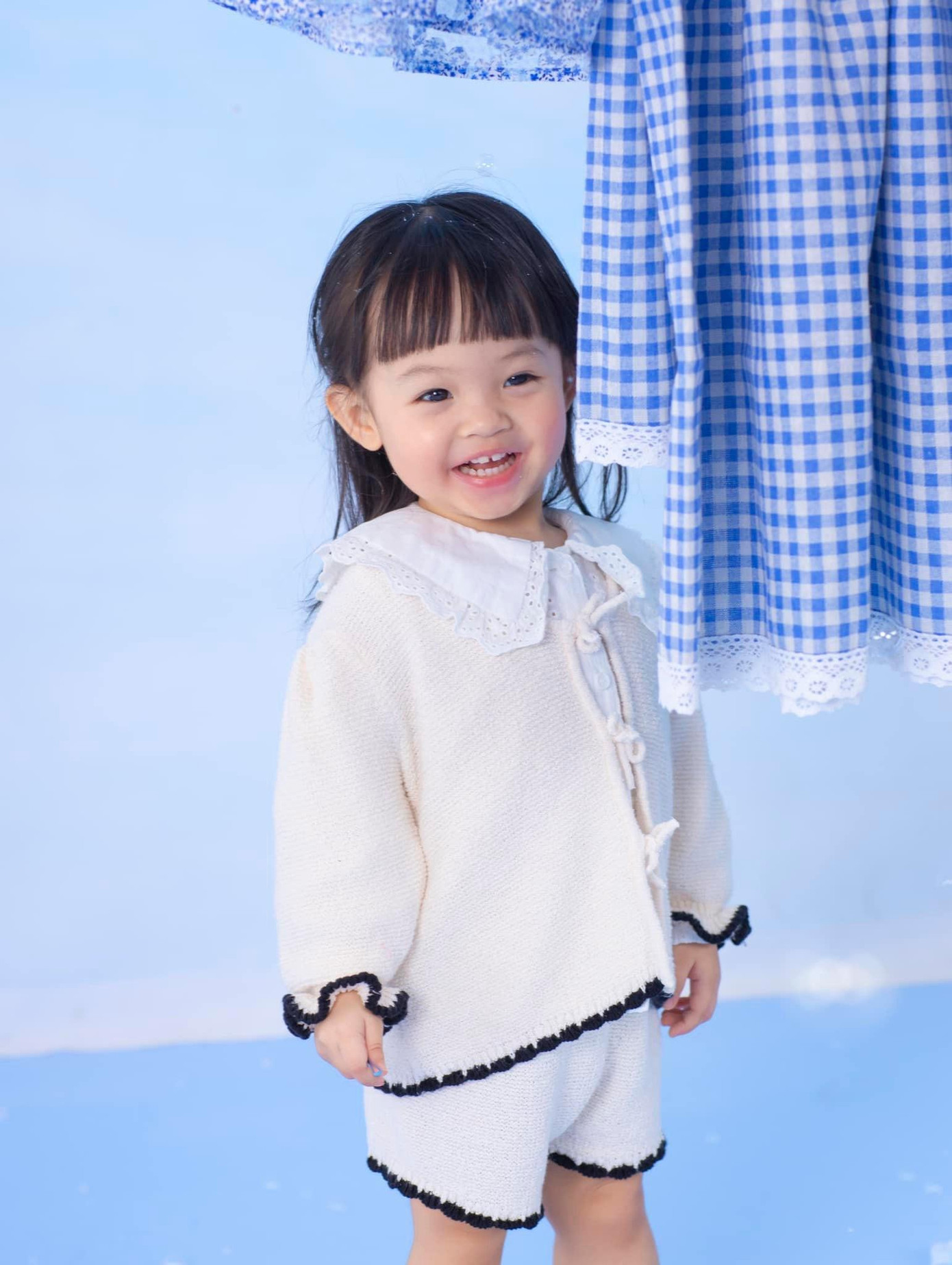 Nhóc tì gây thương nhớ với nụ cười tươi "hết nấc". Nhóc tì gây thương nhớ với nụ cười tươi "hết nấc".