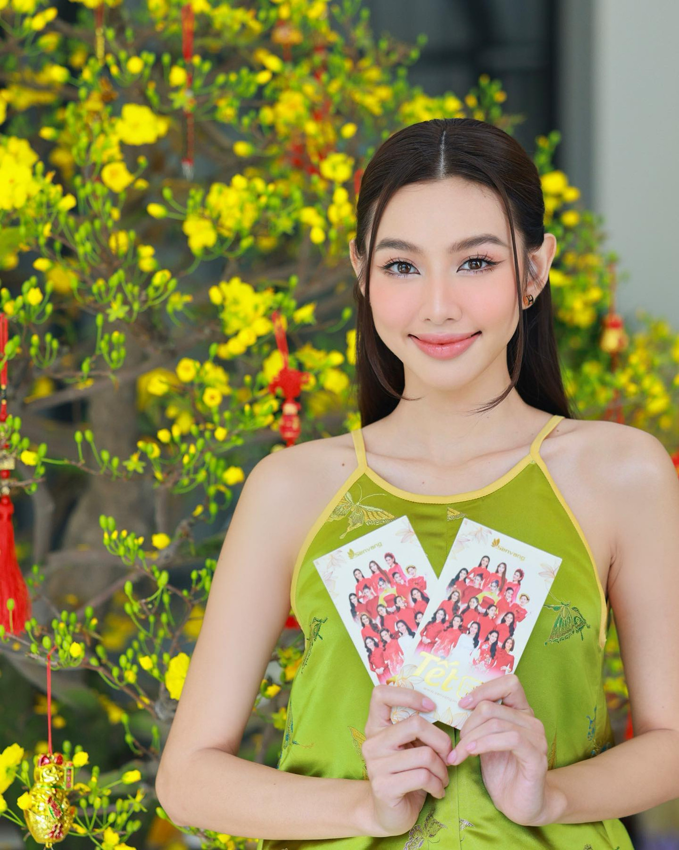 Cách buộc tóc một phần ba kết hợp layout makeup trẻ trung. Cách buộc tóc một phần ba kết hợp layout makeup trẻ trung.