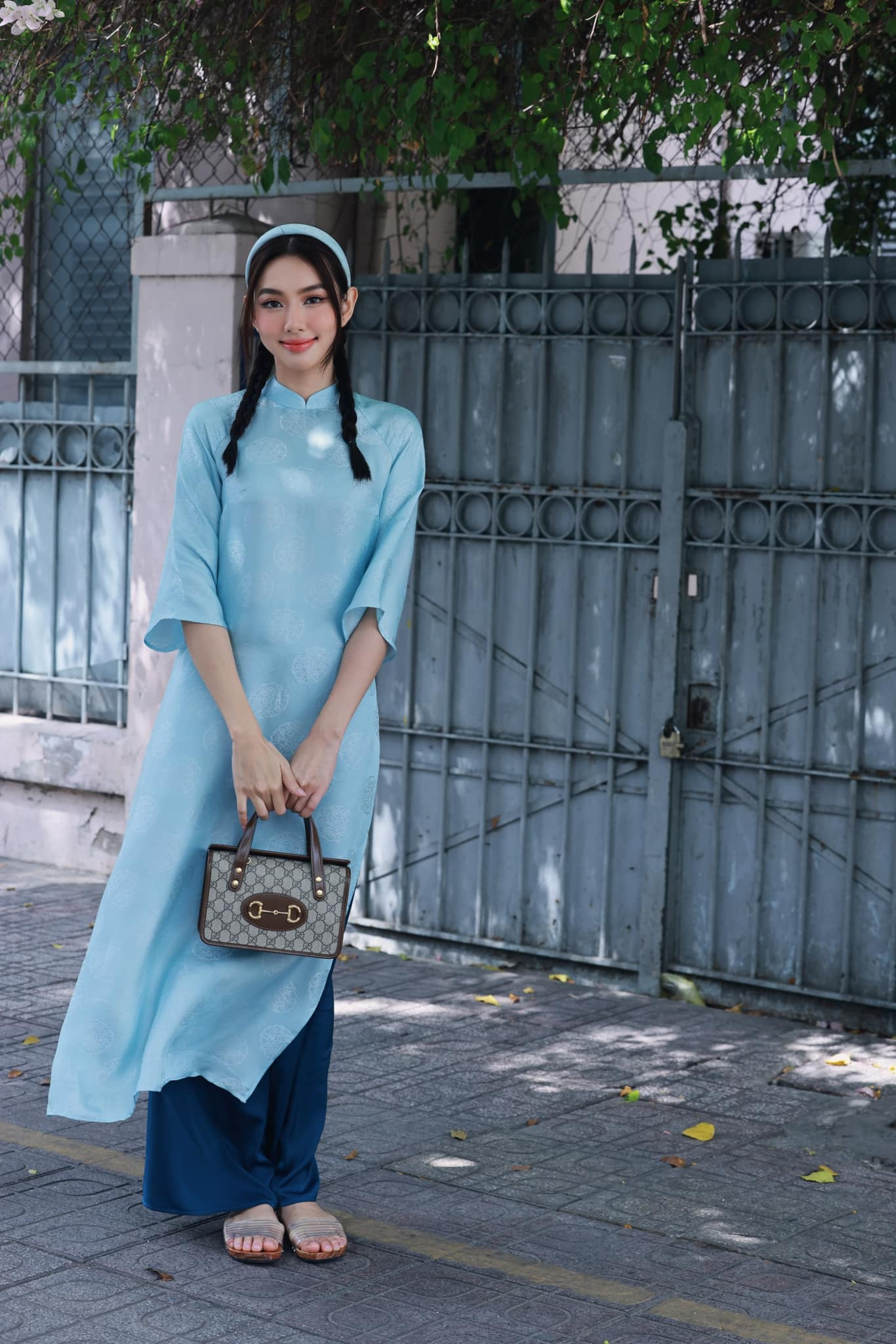 Nàng hậu chọn kiểu tóc tết năng động, diện áo dài với túi xách cỡ trung. Nàng hậu chọn kiểu tóc tết năng động, diện áo dài với túi xách cỡ trung.