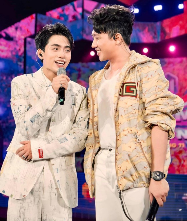 Tân binh V-Pop cũng nhận về nhiều lời khen khi đứng chung sân khấu với Trấn Thành.