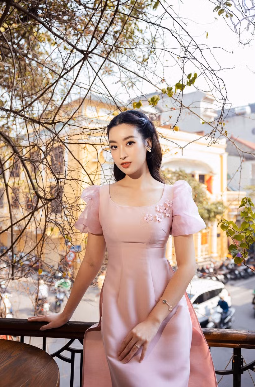 Hoa hậu Đỗ Mỹ Linh khoe vẻ đẹp ngọt ngào trong tà áo dài màu hồng pastel có phần tay phồng cách điệu.