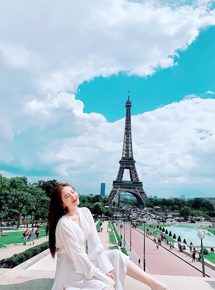 Bảo Thy tạo dáng &quot;sương sương&quot; trước tháp Eiffel.