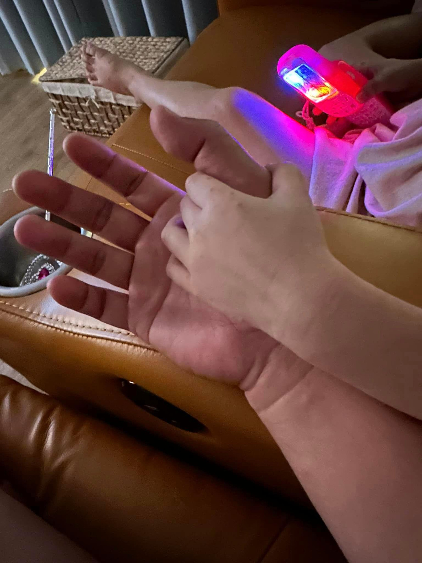 Loạt khoảnh khắc &quot;nũng nịu&quot; ba của bé Destiny khiến Nhã Phương cũng phải... chịu thua.