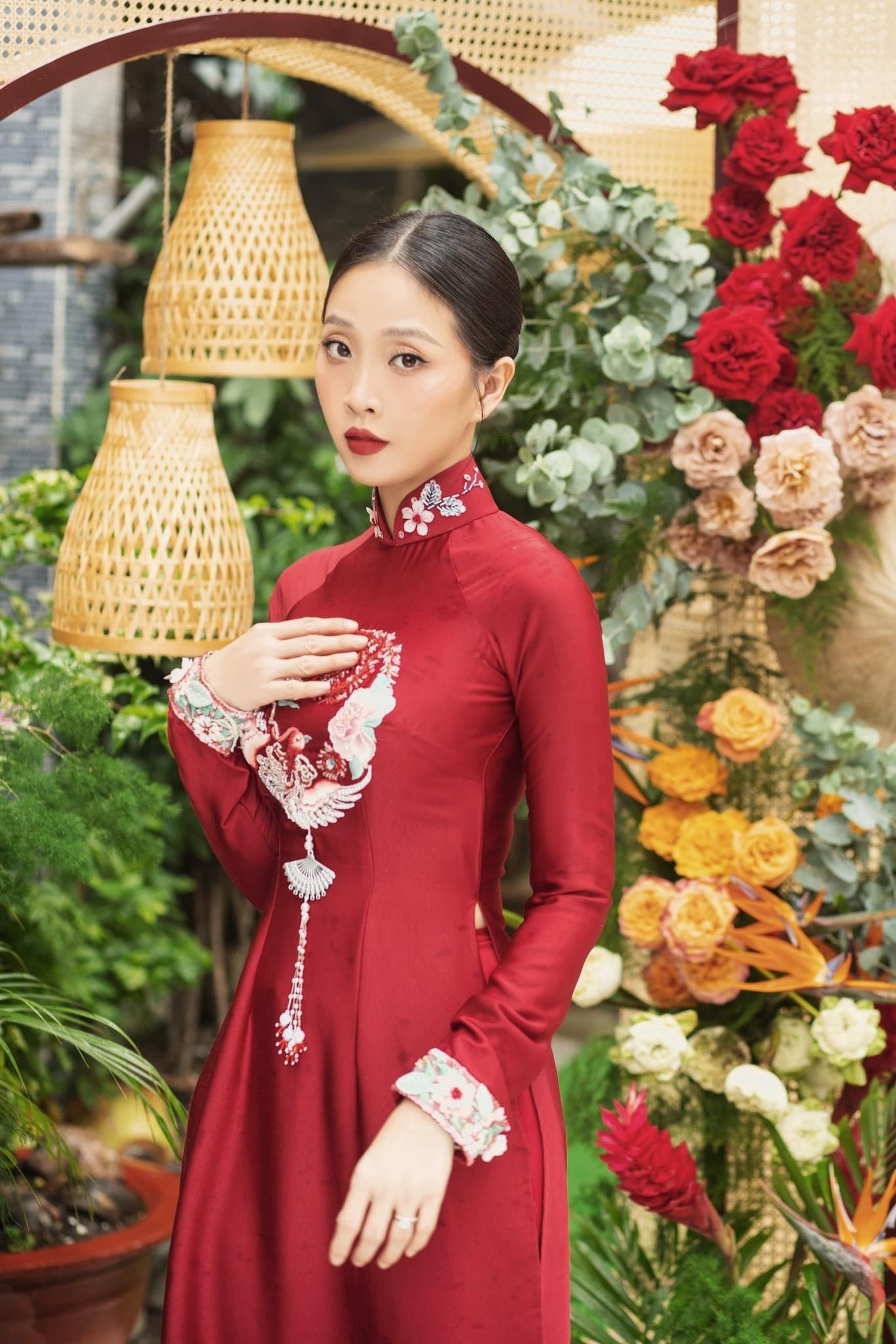 Cô dâu Liêu Hà Trinh xinh đẹp rạng ngời với tông đỏ nổi bật trong lễ vu quy. Cô dâu Liêu Hà Trinh xinh đẹp rạng ngời với tông đỏ nổi bật trong lễ vu quy.