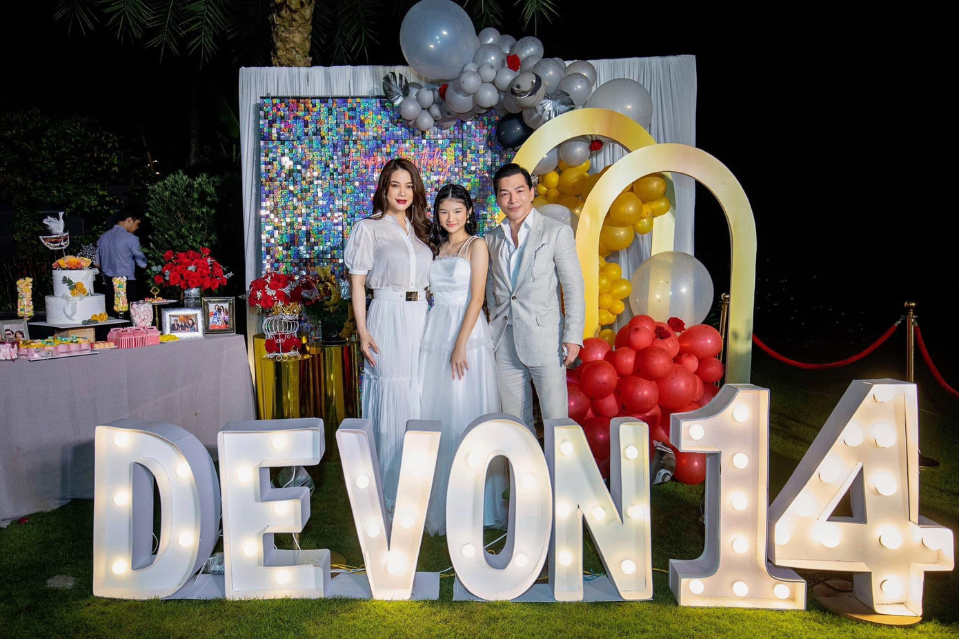 Sinh nhật tuổi 14 của Bảo Tiên khiến dân tình trầm trồ bởi độ hoành tráng. Sinh nhật tuổi 14 của Bảo Tiên khiến dân tình trầm trồ bởi độ hoành tráng.