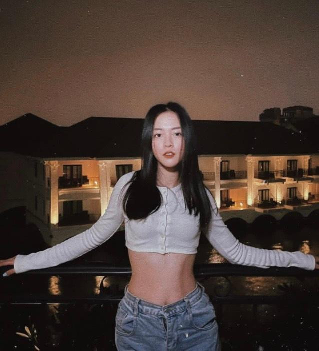 Áo croptop và quần jeans cạp cao là &quot;vũ khí&quot; giúp Thùy Linh khoe trọn vóc dáng săn chắc, thon gọn của bản thân.