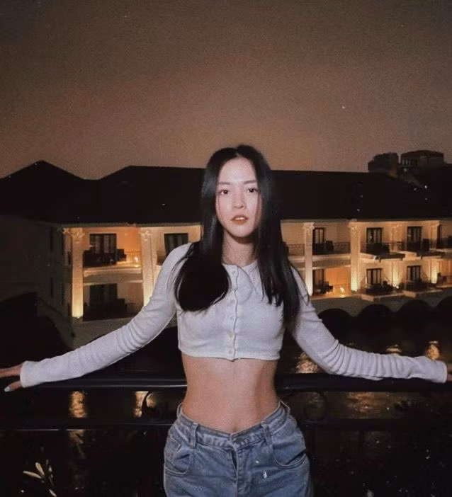 Áo croptop và quần jeans cạp cao là "vũ khí" giúp Thùy Linh khoe trọn vóc dáng săn chắc, thon gọn của bản thân.