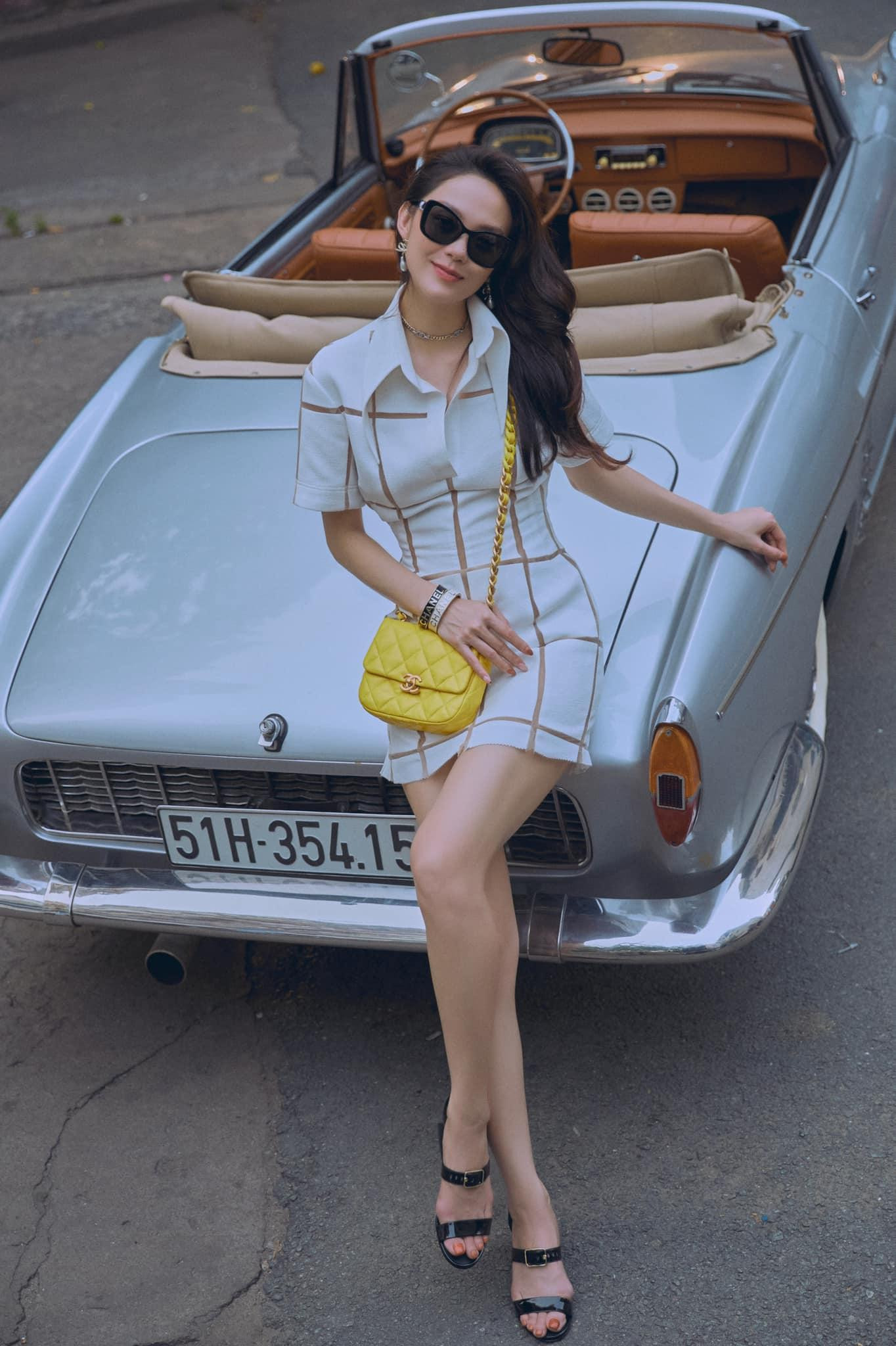 Minh Hằng chọn phong cách trẻ trung, năng động với đầm ôm body, phối cùng túi xách và mắt kính thời thượng.