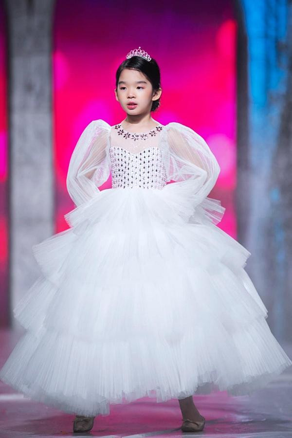 Bé Thỏ - con gái Xuân Lan đã được mẹ cho làm quen với sàn runway từ khi còn rất nhỏ.