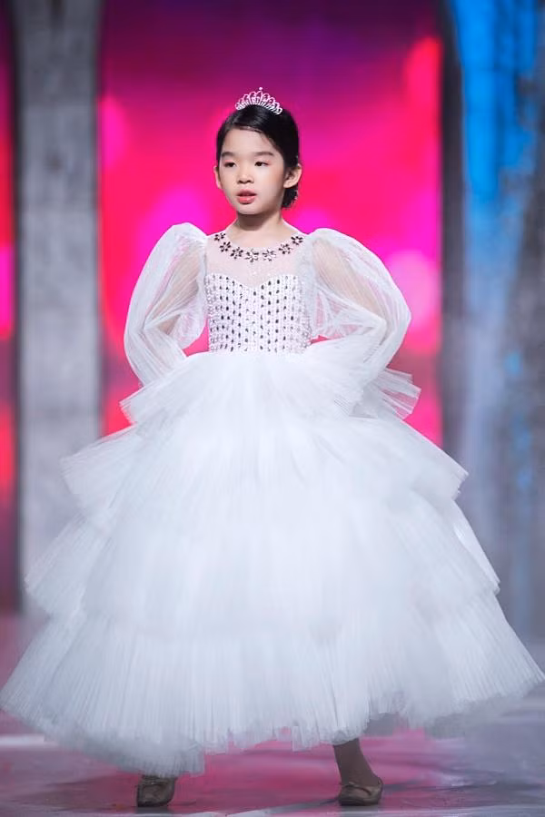 Bé Thỏ - con gái Xuân Lan đã được mẹ cho làm quen với sàn runway từ khi còn rất nhỏ.