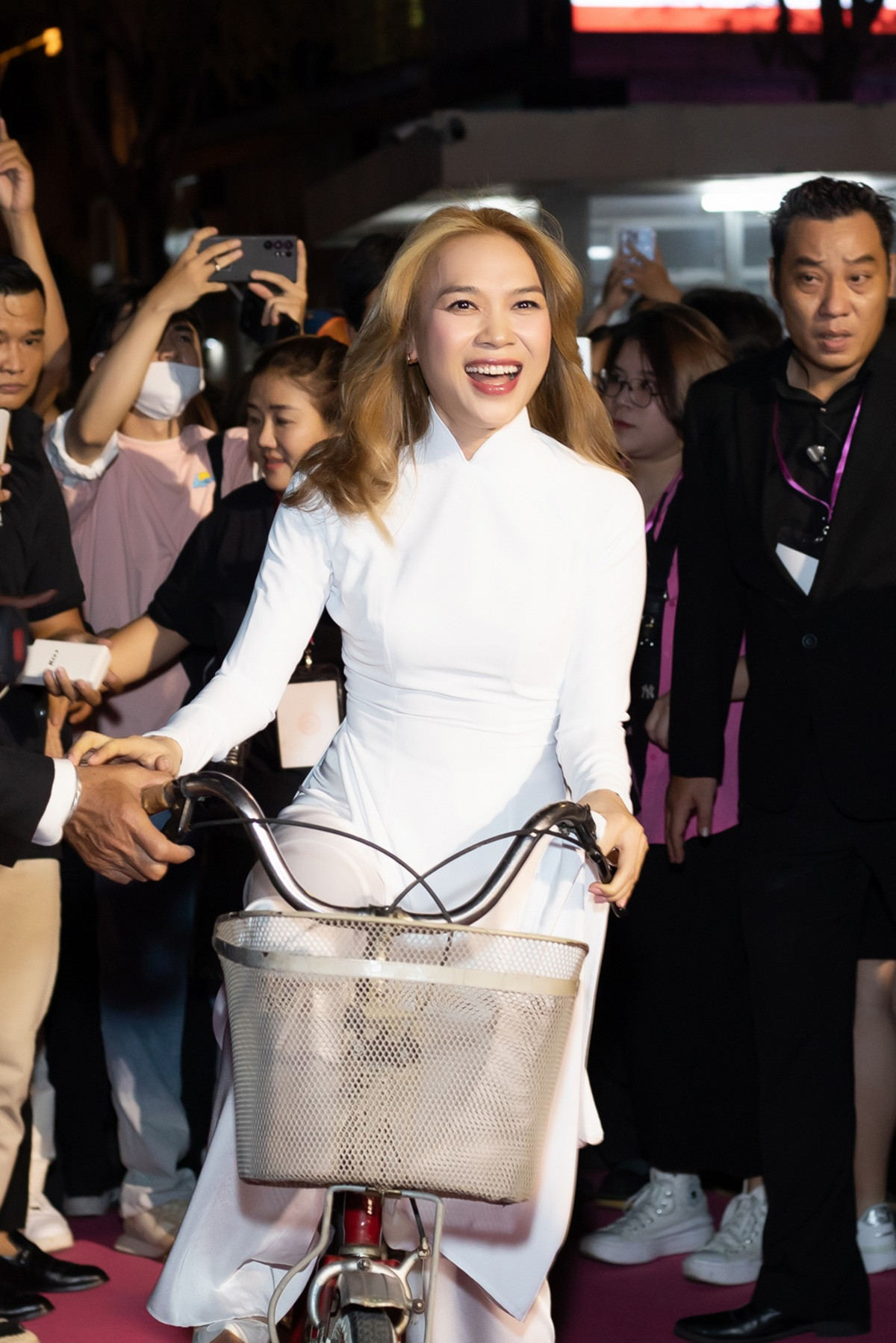 Mỹ Tâm xuất hiện với tà áo dài trắng tinh khôi và chiếc xe đạp gắn liền với sự nghiệp ca hát.