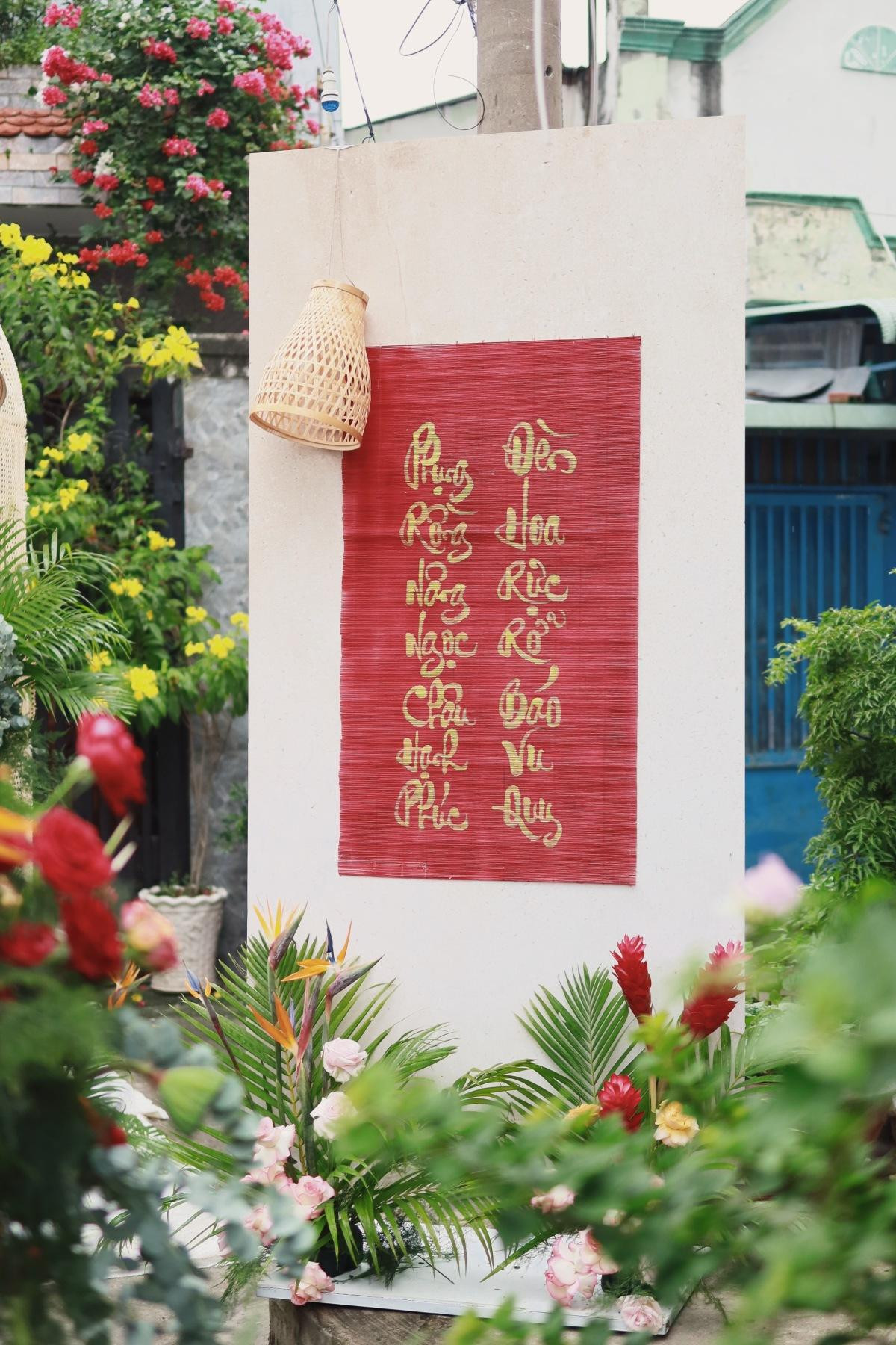 Câu đối đỏ được trang trí trong lễ vu quy do chính cô dâu Liêu Hà Trinh chắp bút. Câu đối đỏ được trang trí trong lễ vu quy do chính cô dâu Liêu Hà Trinh chắp bút.