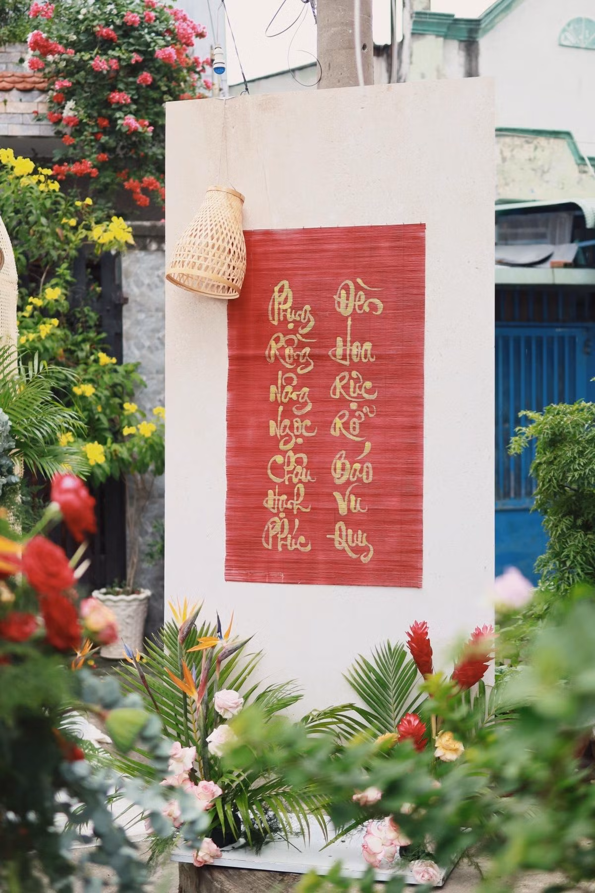 Câu đối đỏ được trang trí trong lễ vu quy do chính cô dâu Liêu Hà Trinh chắp bút.