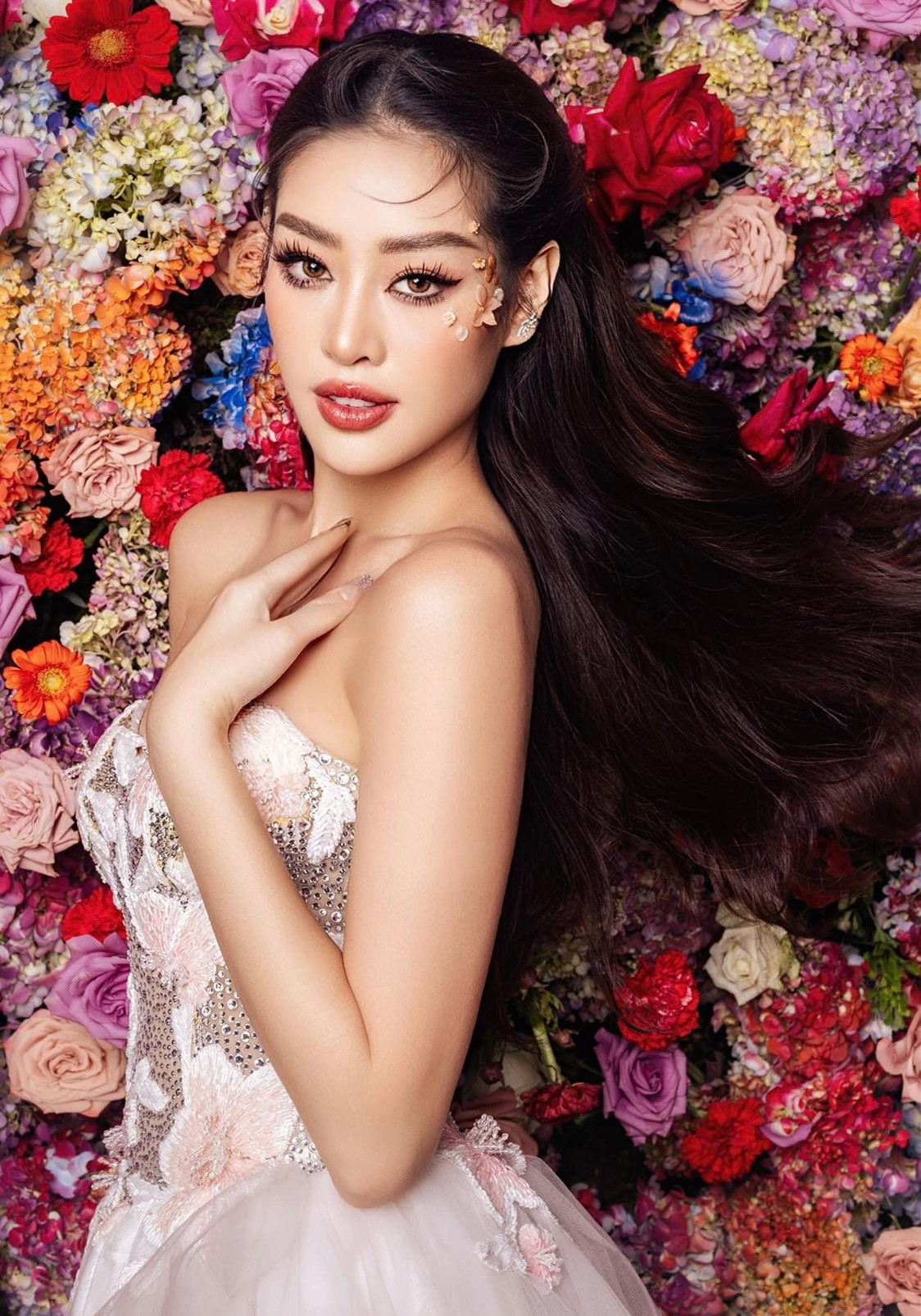 Hoa hậu Khánh Vân khoe vẻ đẹp rạng ngời với concept &quot;Nữ hoàng hoa&quot;.