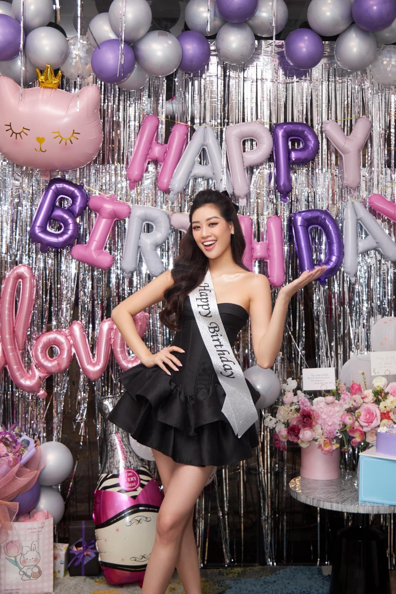 Hoa hậu Khánh Vân trong tiệc sinh nhật mới đây cùng gia đình, bạn bè.