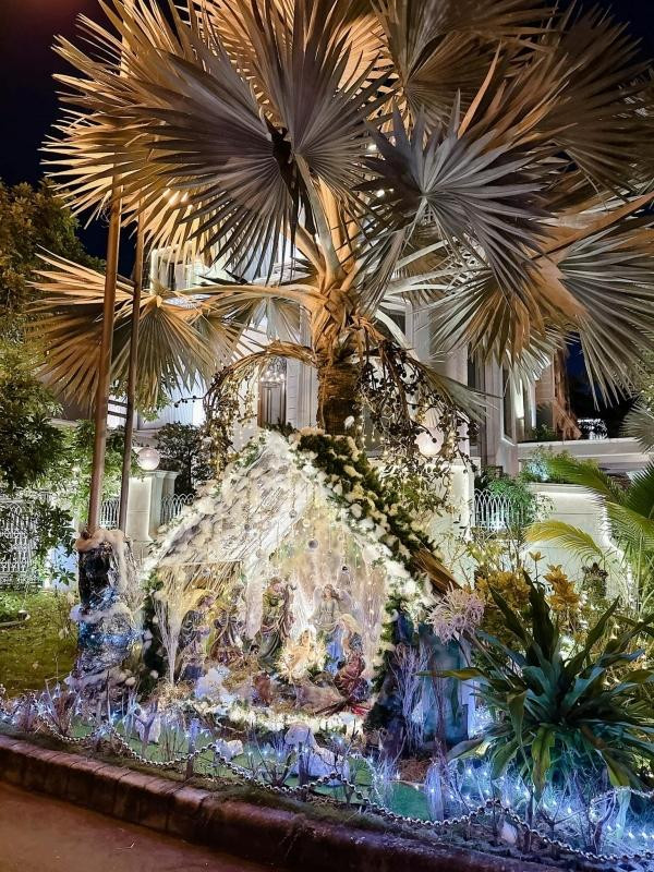 Về đêm, ánh đèn lấp lánh khiến &quot;hang động tuyết&quot; trông bắt mắt hơn.