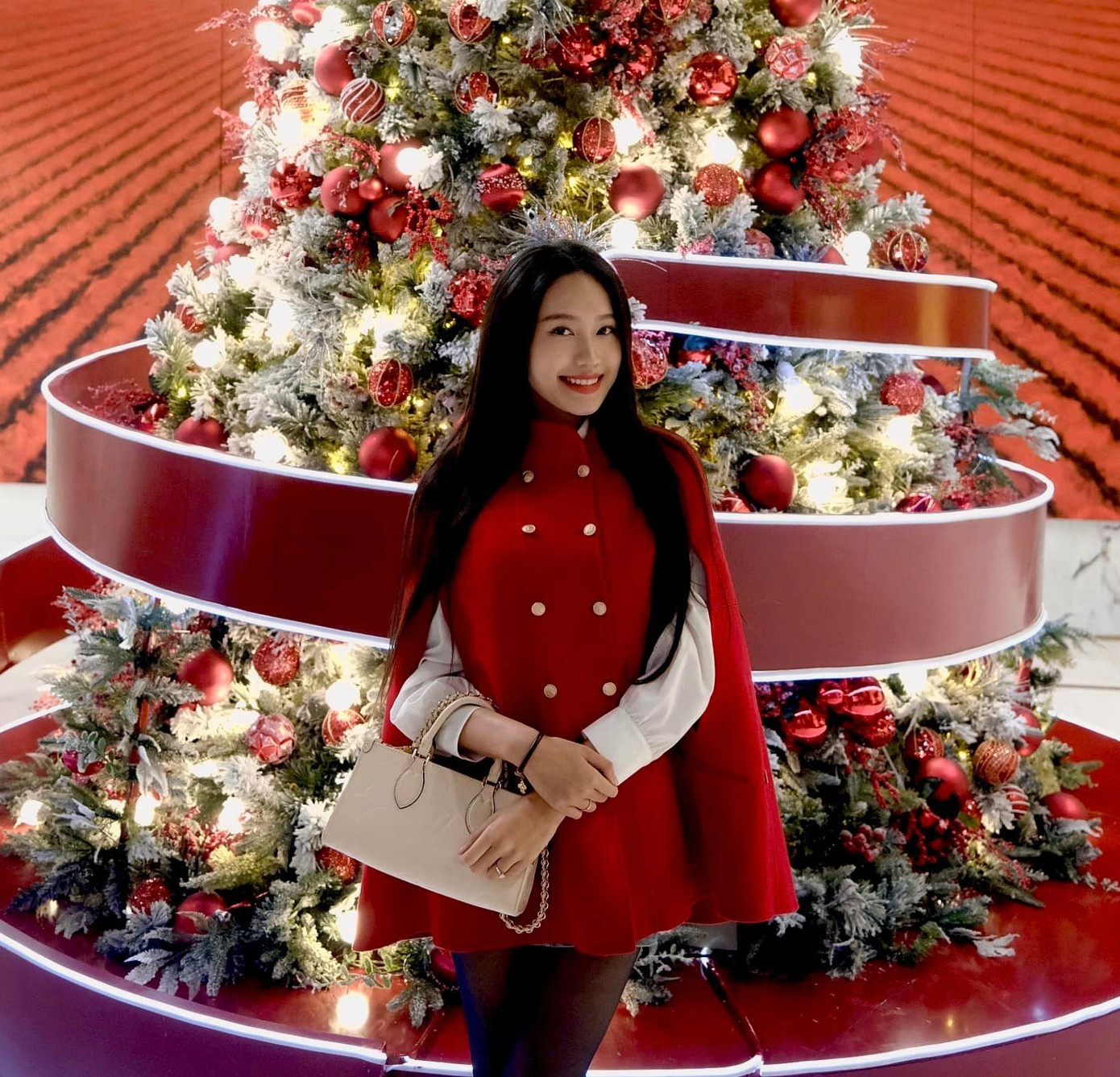 Doãn Hải My - bà xã Đoàn Văn Hậu thả dáng xinh đẹp dịp Giáng sinh 2023.