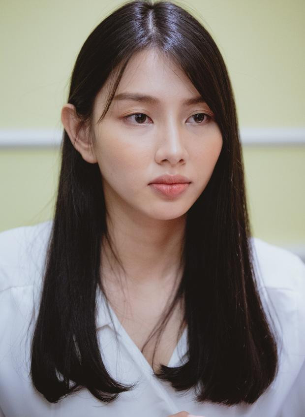 Dù make-up &quot;sương sương&quot; nhưng vẻ đẹp của Thùy Tiên vẫn đủ khiến dân tình phải &quot;thương nhớ&quot;.