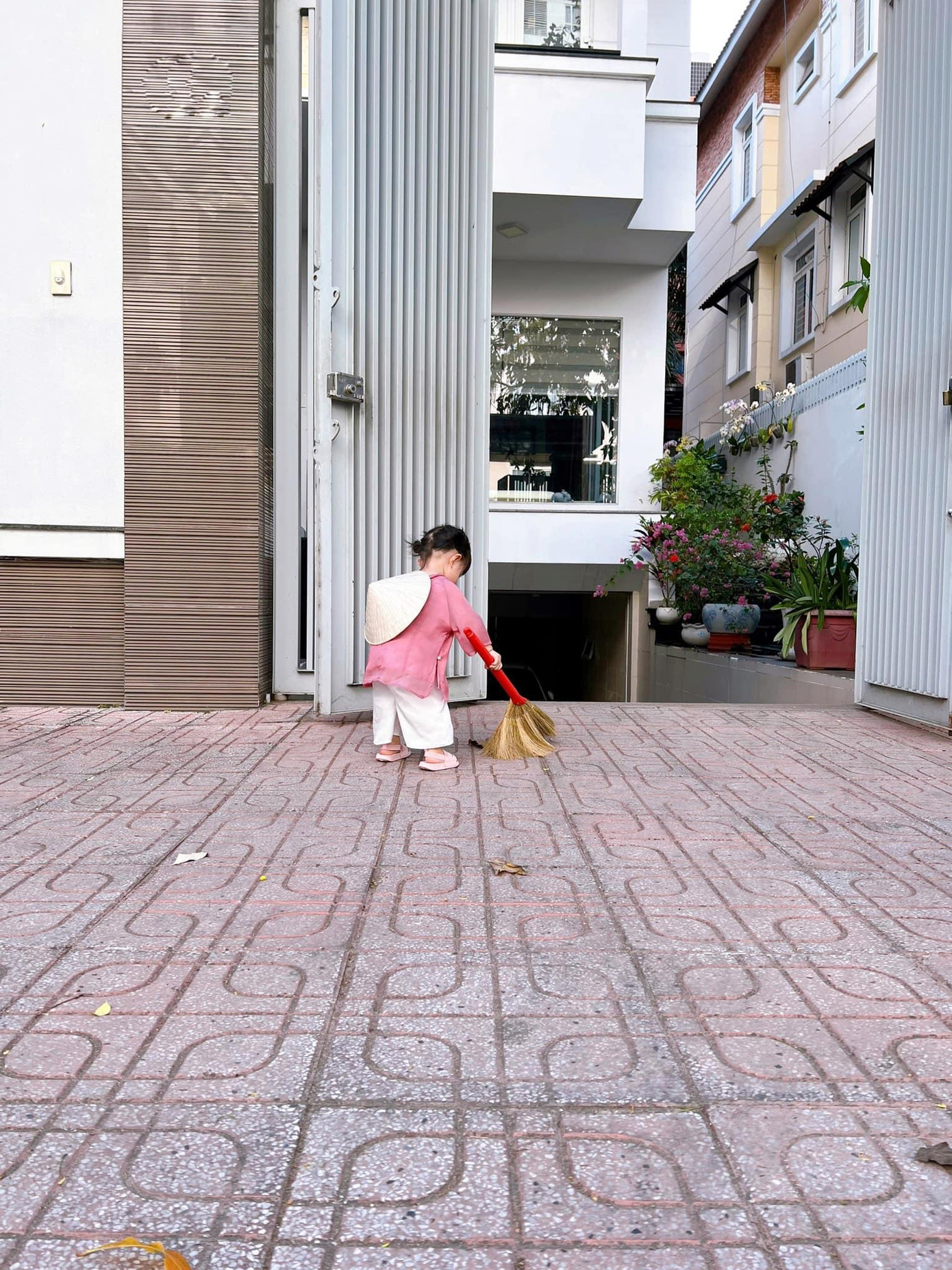 Cô bé đã biết phụ bố mẹ việc nhà. - Ảnh: FBNV.