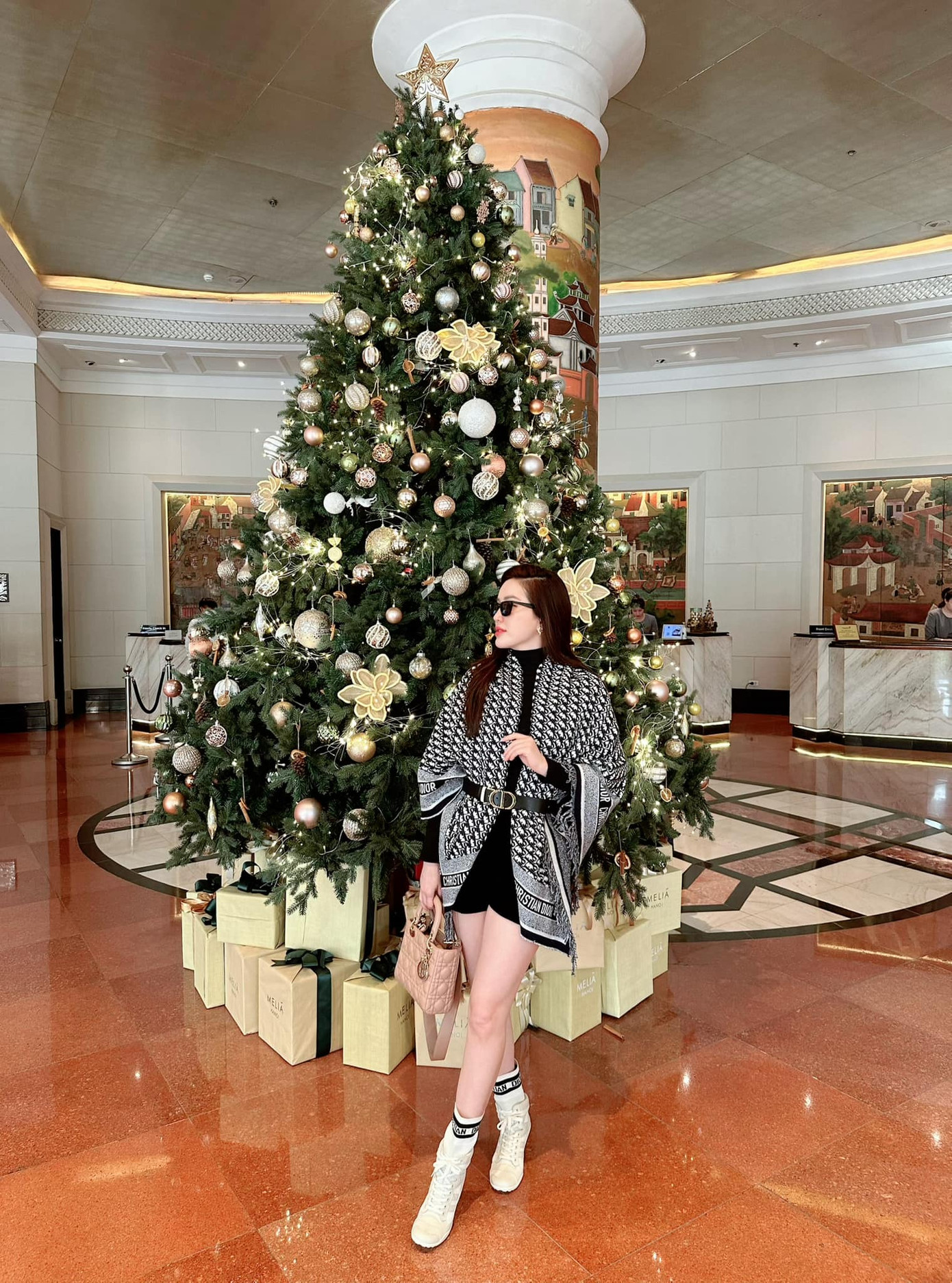 Bảo Thy diện "cây" đồ hiệu và đón Giáng sinh ở Hà Nội.