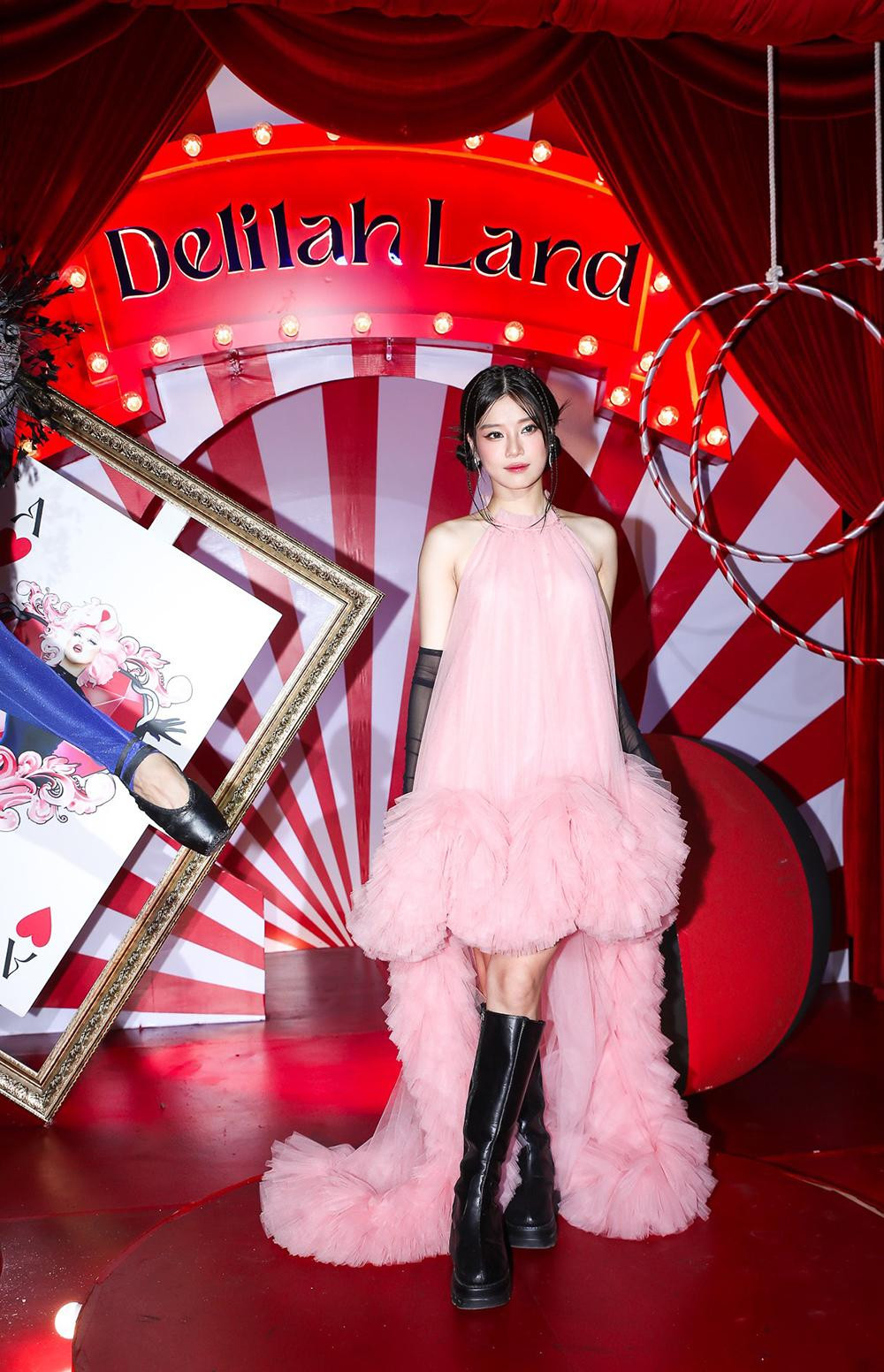 Siêu mẫu Xuân Lan, Hoa hậu Khánh Vân, Hoàng Yến Chibi và dàn nghệ sĩ đình đám cũng xuất hiện trong liveshow Delilah Land của Thanh Duy. Siêu mẫu Xuân Lan, Hoa hậu Khánh Vân, Hoàng Yến Chibi và dàn nghệ sĩ đình đám cũng xuất hiện trong liveshow Delilah Land của Thanh Duy.