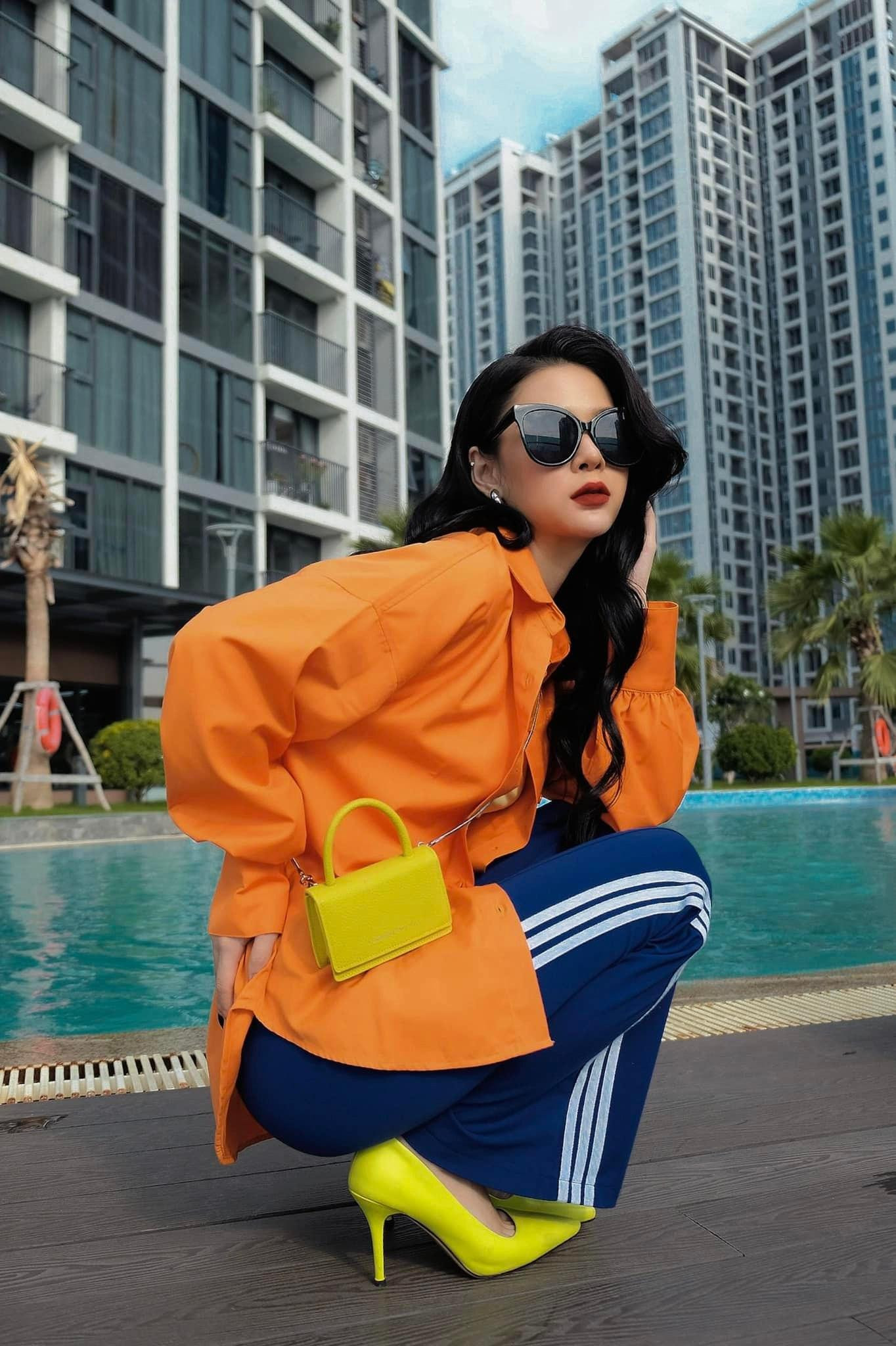 Lin Tiêu sở hữu phong cách cá tính, thời thượng.