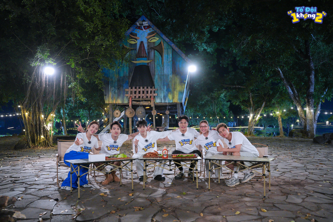 Các thành viên Tổ Đội "1 Không 2" ngồi quây quần, chia sẻ thân mật sau 12 tập đồng hành cùng nhau.