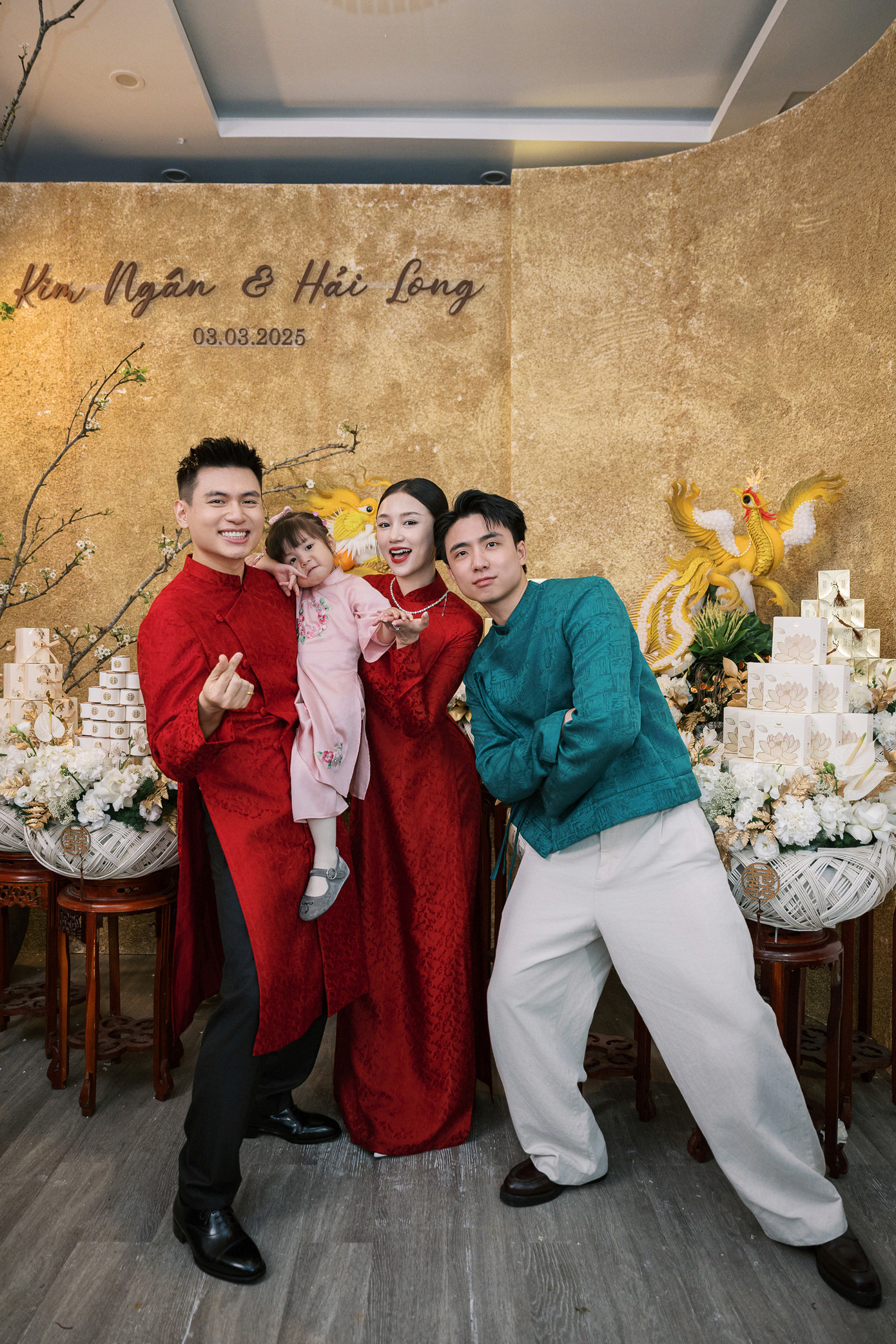 Pam Yêu Ơi "hài lòng" tạo dáng cùng với Âm Yêu Ơi (Tùng Dương). Pam Yêu Ơi "hài lòng" tạo dáng cùng với Âm Yêu Ơi (Tùng Dương).