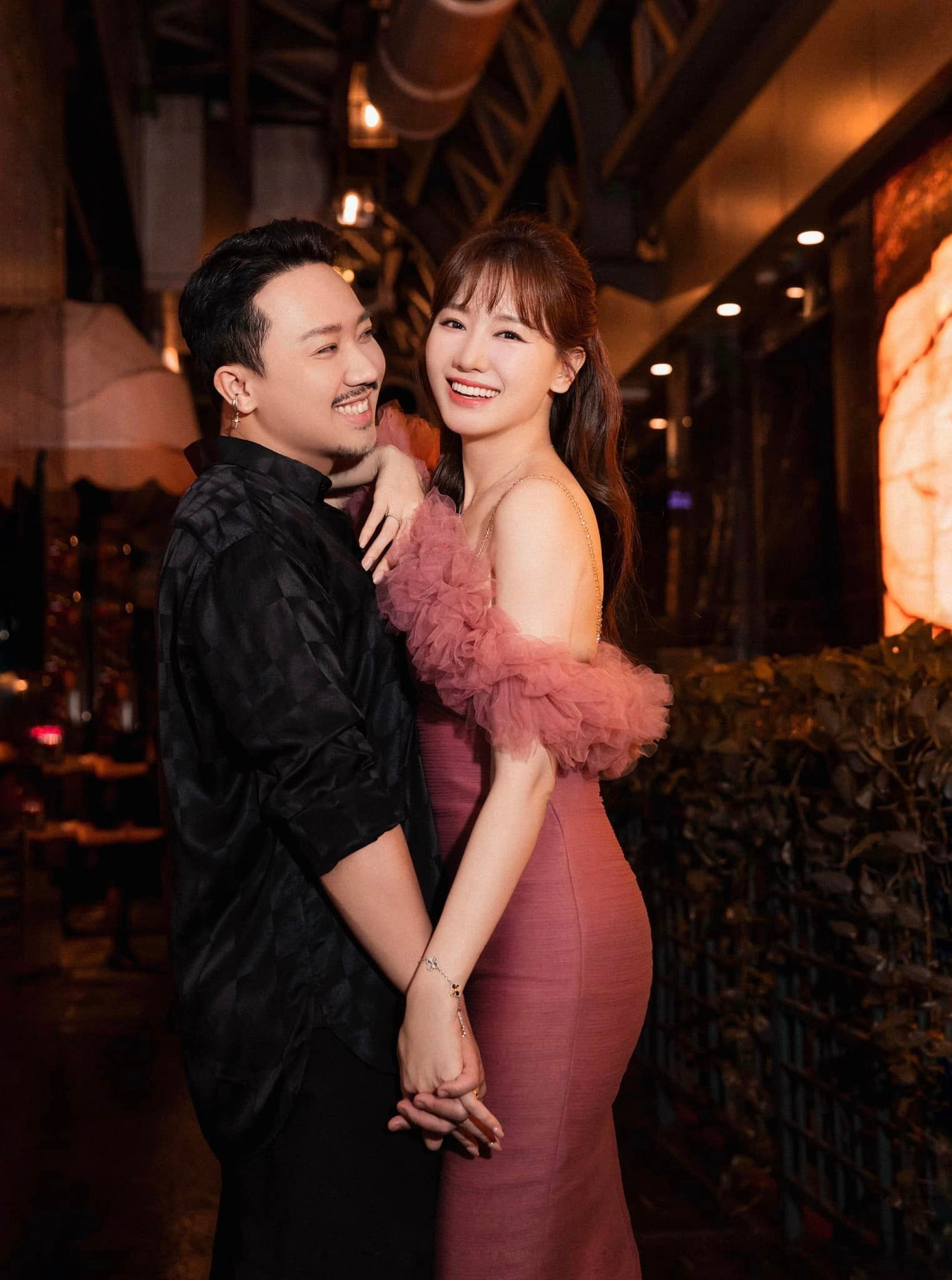 Trấn Thành khoe ảnh tình tứ bên cạnh bà xã Hari Won.