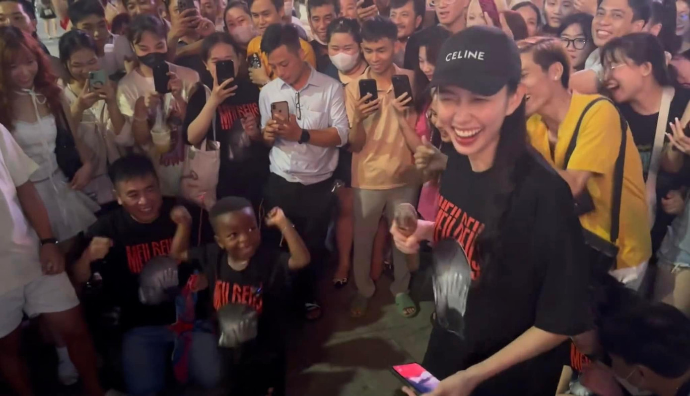 Lôi Con nhảy phụ họa cực sung cho Thùy Tiên. Lôi Con nhảy phụ họa cực sung cho Thùy Tiên.