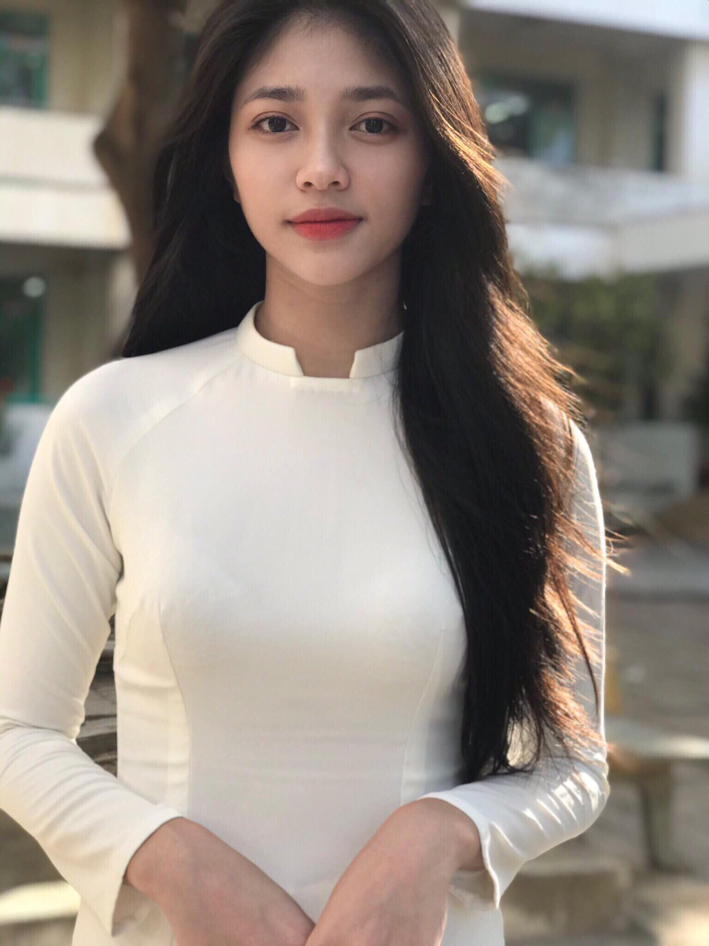 Á hậu 2 Miss World Vietnam 2023 rất dễ thương trong tà áo dài.