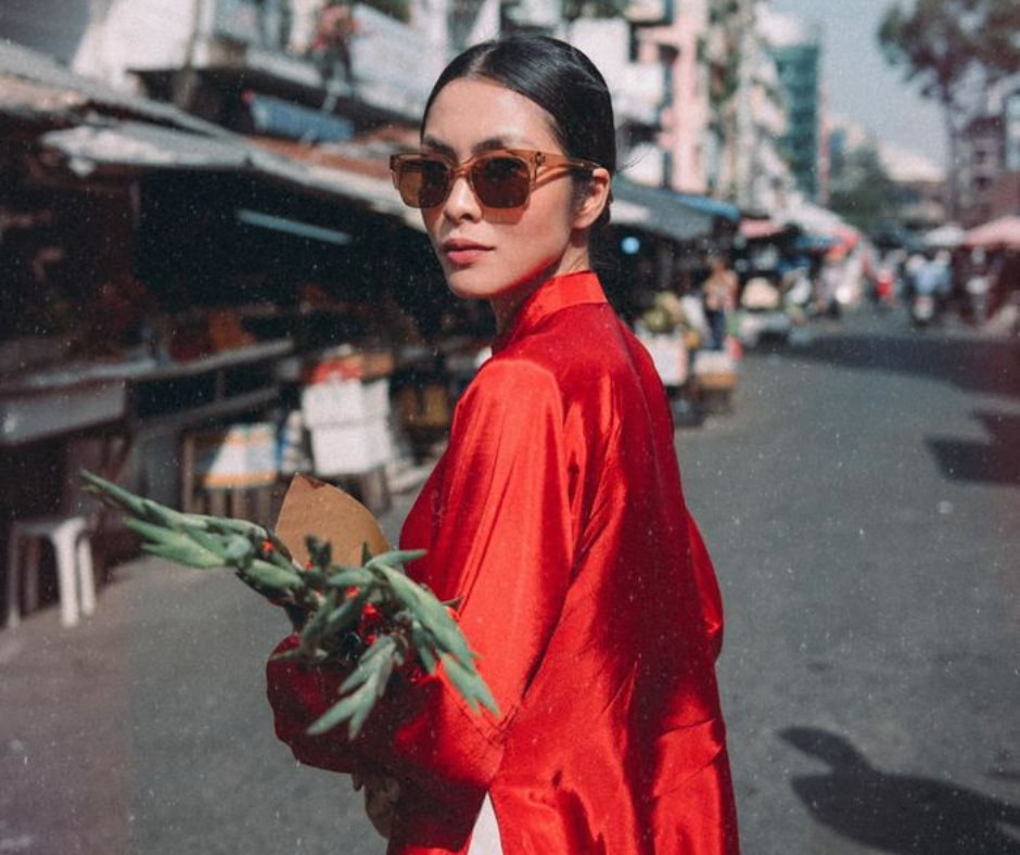 Tăng Thanh Hà chọn áo dài đỏ kết hợp với kính mát. Người đẹp gây ấn tượng với vẻ đẹp vừa trang nhã, vừa thời thượng. Tăng Thanh Hà chọn áo dài đỏ kết hợp với kính mát. Người đẹp gây ấn tượng với vẻ đẹp vừa trang nhã, vừa thời thượng.