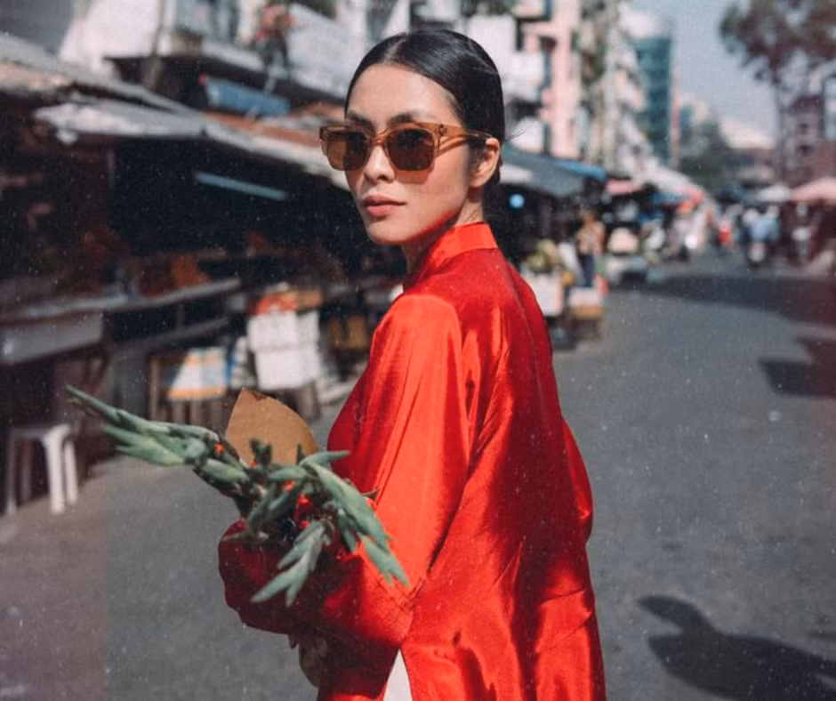 Tăng Thanh Hà chọn áo dài đỏ kết hợp với kính mát. Người đẹp gây ấn tượng với vẻ đẹp vừa trang nhã, vừa thời thượng.