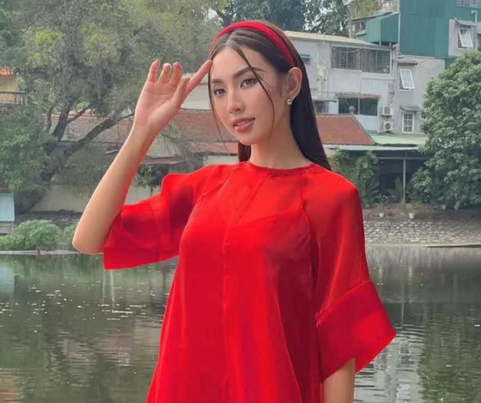 Hoa hậu Thùy Tiên đẹp dịu dàng với thiết kế áo dài đỏ đơn giản, kết hợp băng đô cùng màu. Hoa hậu Thùy Tiên đẹp dịu dàng với thiết kế áo dài đỏ đơn giản, kết hợp băng đô cùng màu.