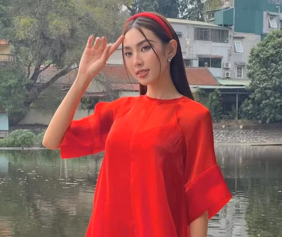 Hoa hậu Thùy Tiên đẹp dịu dàng với thiết kế áo dài đỏ đơn giản, kết hợp băng đô cùng màu.