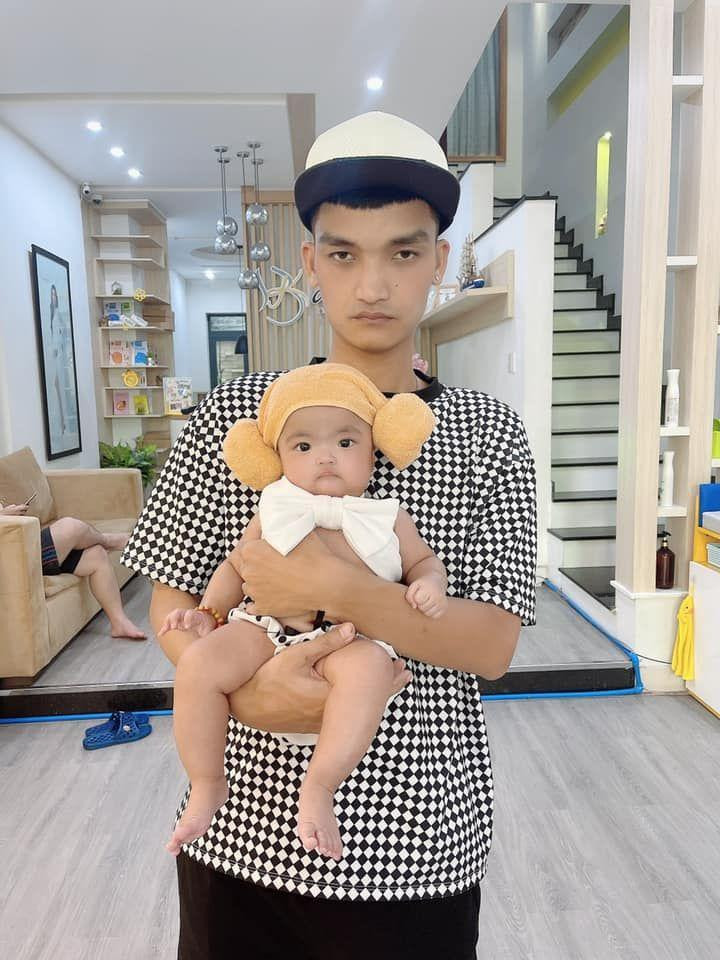 Trước đây, bé Minnie là người chơi hệ "mặt lạnh" khiến dân tình nhiều phen "cười xỉu". Trước đây, bé Minnie là người chơi hệ "mặt lạnh" khiến dân tình nhiều phen "cười xỉu".