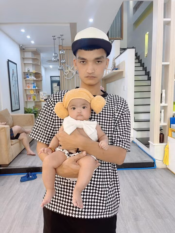 Trước đây, bé Minnie là người chơi hệ "mặt lạnh" khiến dân tình nhiều phen "cười xỉu".