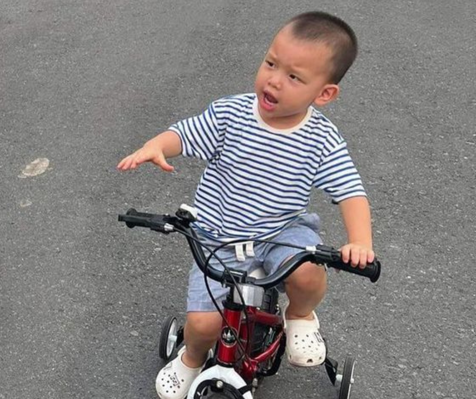 Trái ngược với Lisa, cậu út Leon lại là "cây hài nhí" khi thường xuyên pha trò.