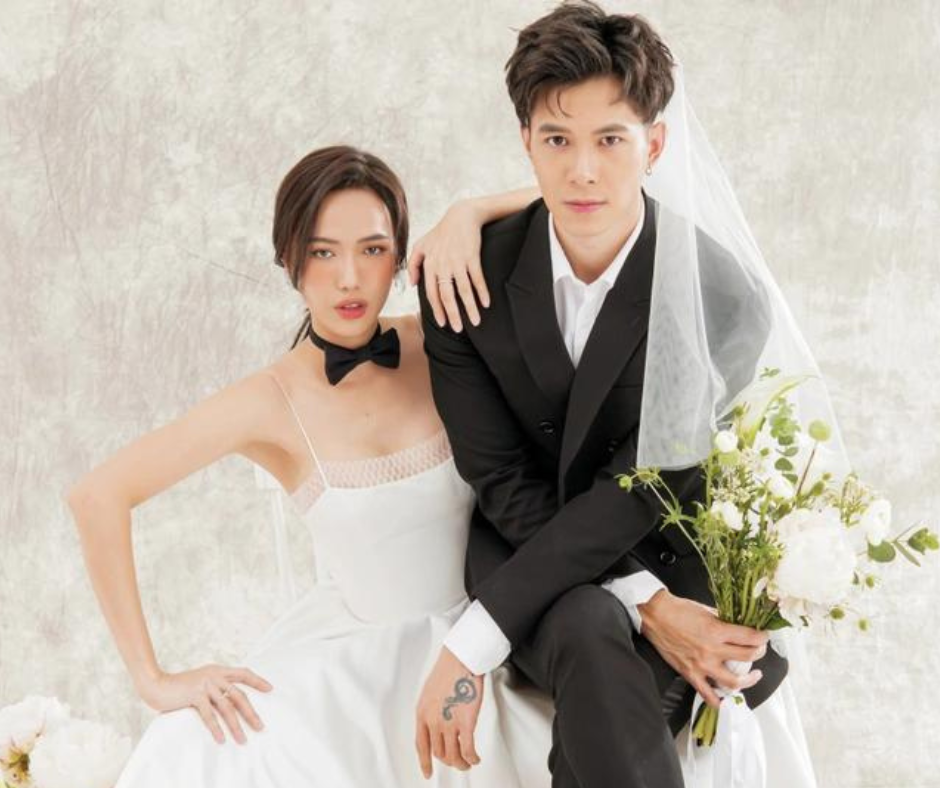 Bộ ảnh tạo cảm giác trẻ trung với background trắng được trang trí bằng nhiều loài hoa. Bộ ảnh tạo cảm giác trẻ trung với background trắng được trang trí bằng nhiều loài hoa.