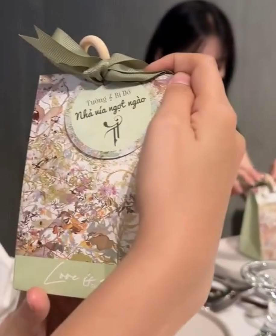 "Thông điệp" đáng yêu được in trên mỗi giỏ quà. "Thông điệp" đáng yêu được in trên mỗi giỏ quà.