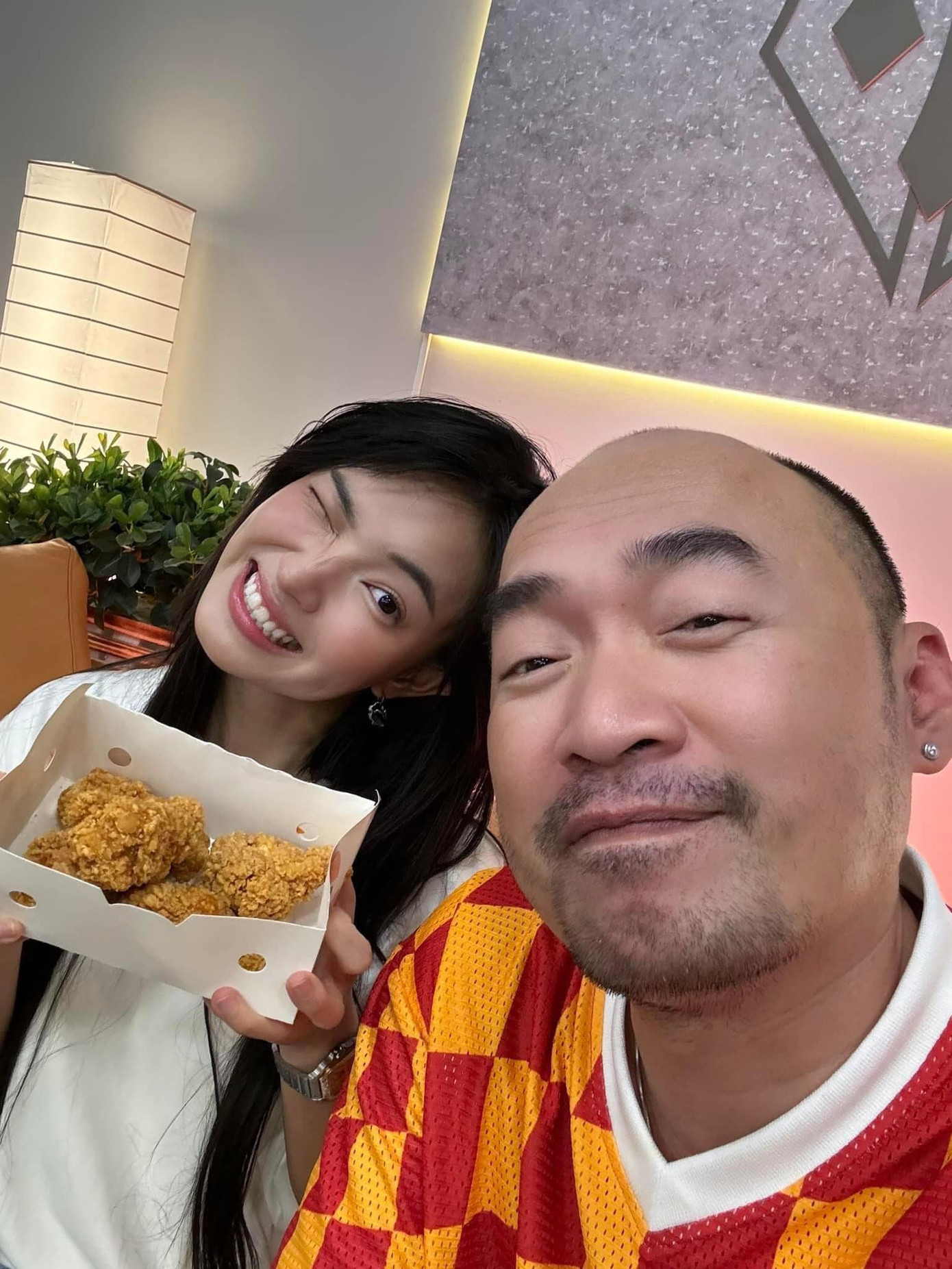 Châu Bùi và "chông gai" Tiến Luật tại hậu trường Anh Trai Vượt Ngàn Chông Gai. Châu Bùi và "chông gai" Tiến Luật tại hậu trường Anh Trai Vượt Ngàn Chông Gai.