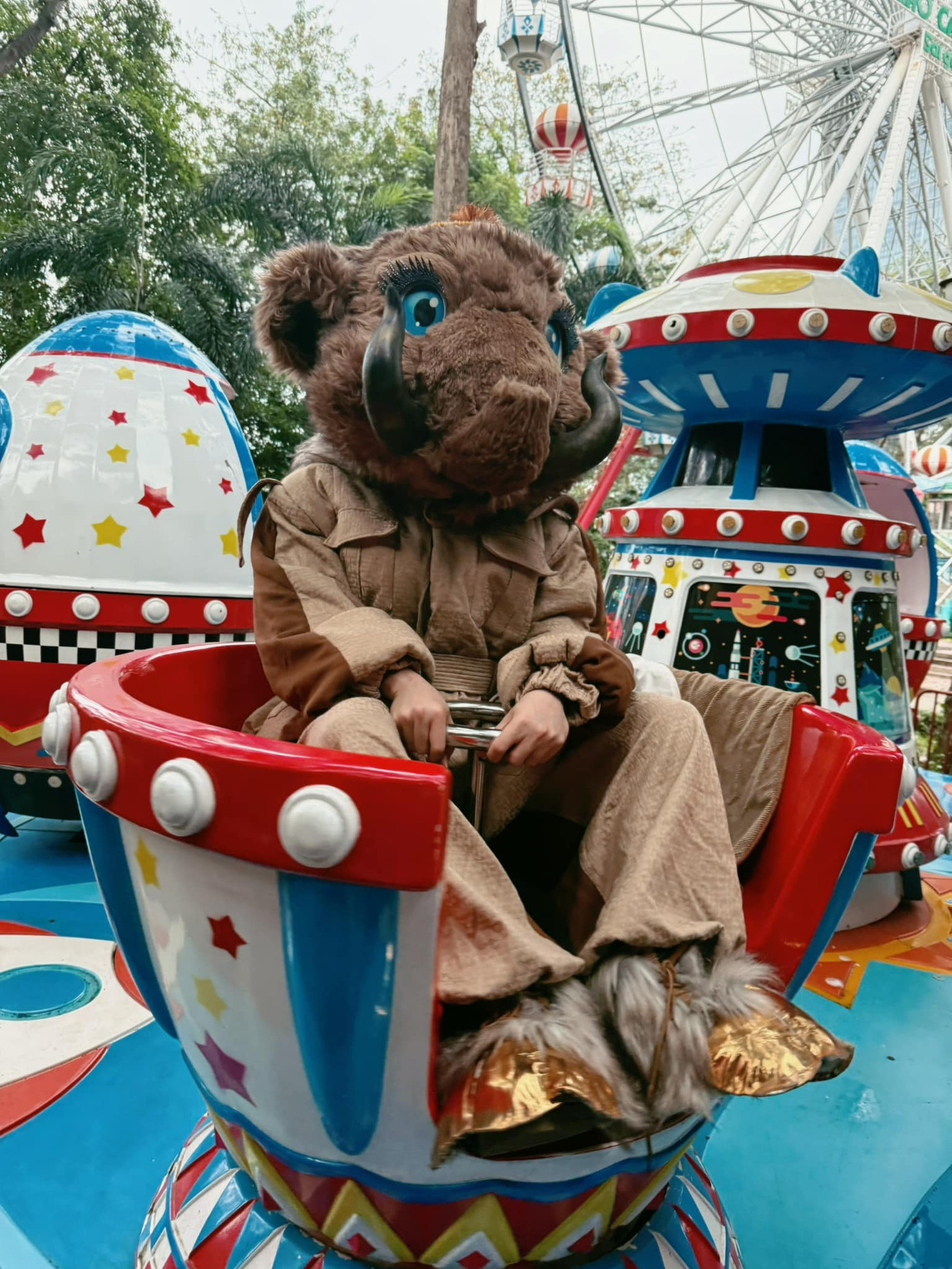 &quot;Chàng Voi thư giãn&quot; Anh Tú phấn khích với các trò chơi tại Thảo Cầm Viên.