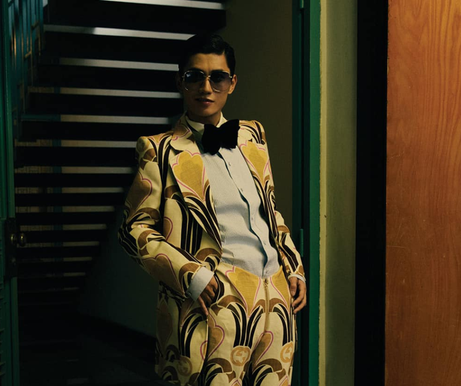 Avin Lu và tạo hình "chất chơi" với suit vàng có hoạt tiết floral tươi mới, phối cùng chiếc nơ đen và mắt kính cùng màu. Avin Lu và tạo hình "chất chơi" với suit vàng có hoạt tiết floral tươi mới, phối cùng chiếc nơ đen và mắt kính cùng màu.