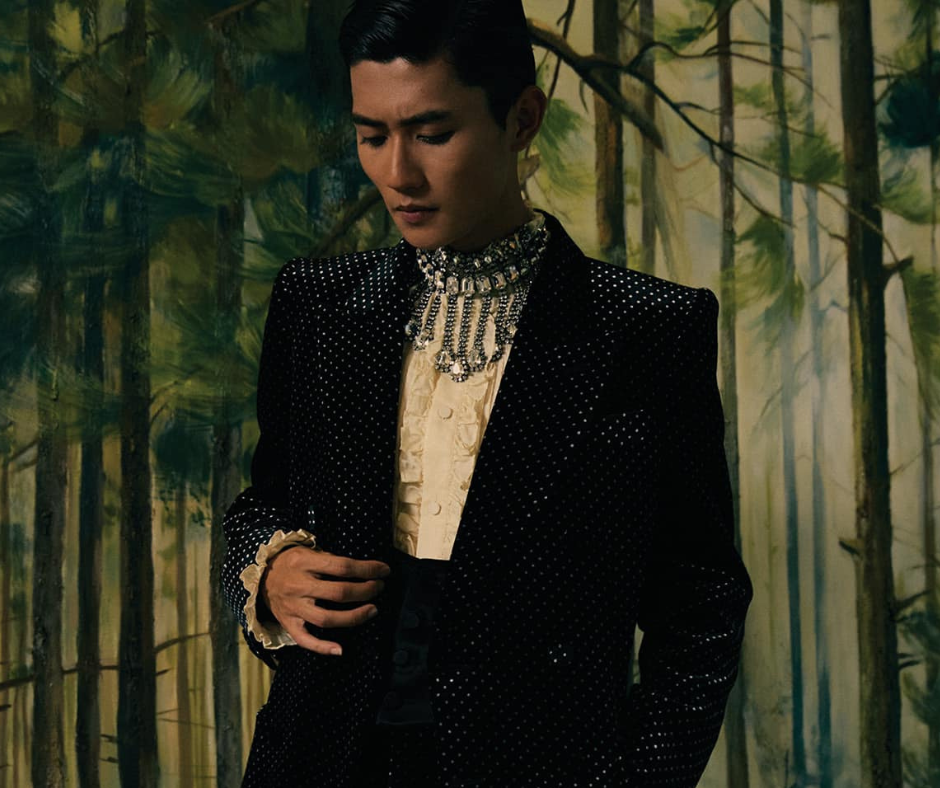 Avin Lu và tạo hình quý ông với áo sơ mi voan tơ, vest đen và dây chuyền kim loại to bản. Avin Lu và tạo hình quý ông với áo sơ mi voan tơ, vest đen và dây chuyền kim loại to bản.