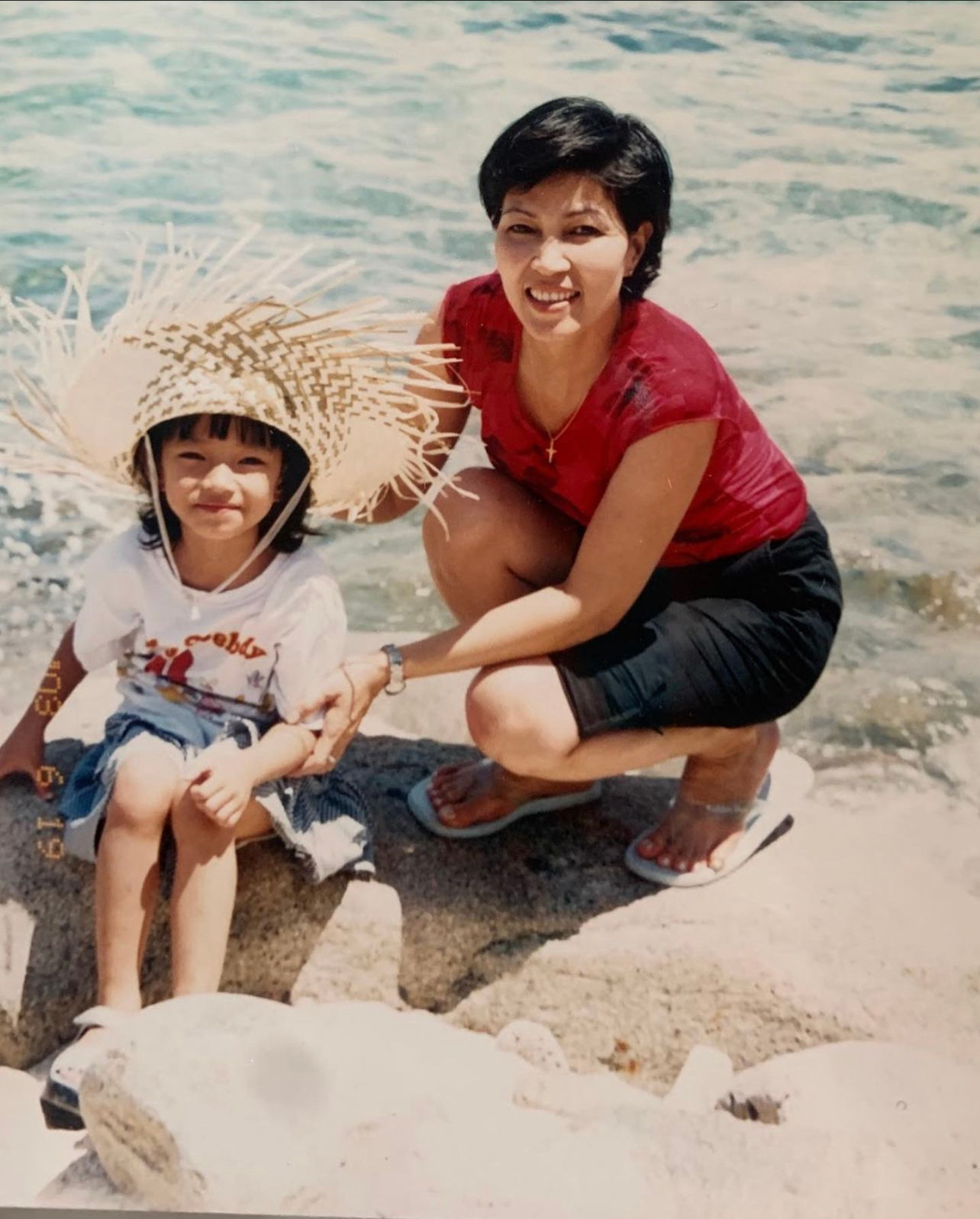 "Nhớ những ngày làm em bé của mẹ" - Châu Bùi bồi hồi chia sẻ loạt ảnh đi chơi biển cùng mẹ. "Nhớ những ngày làm em bé của mẹ" - Châu Bùi bồi hồi chia sẻ loạt ảnh đi chơi biển cùng mẹ.