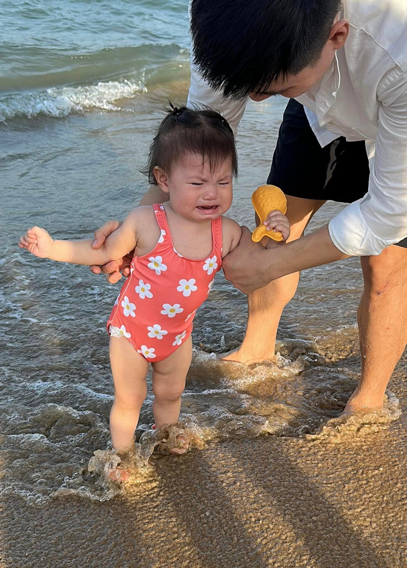 Biểu cảm sợ sóng của bé Pam khiến cộng đồng mạng được phen cười nghiêng ngả. Biểu cảm sợ sóng của bé Pam khiến cộng đồng mạng được phen cười nghiêng ngả.