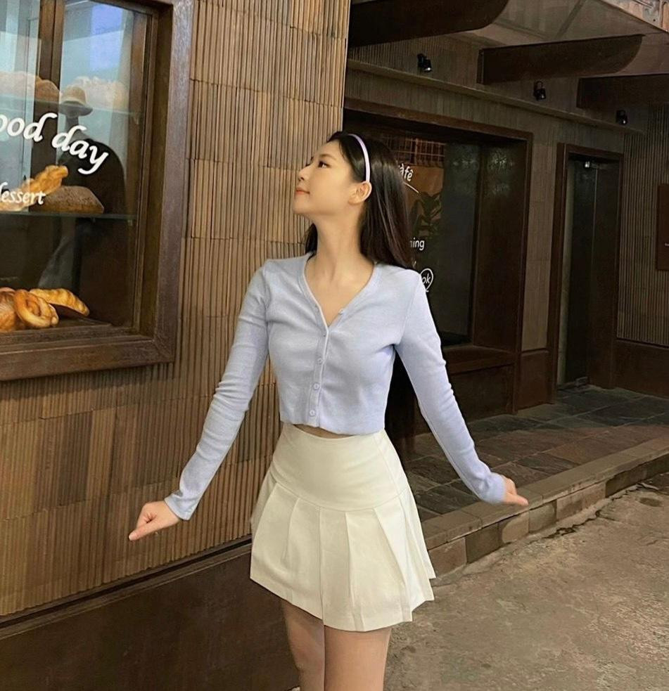 AMEE chính là một &quot;fan cứng&quot; của chiếc váy ngắn quen thuộc.