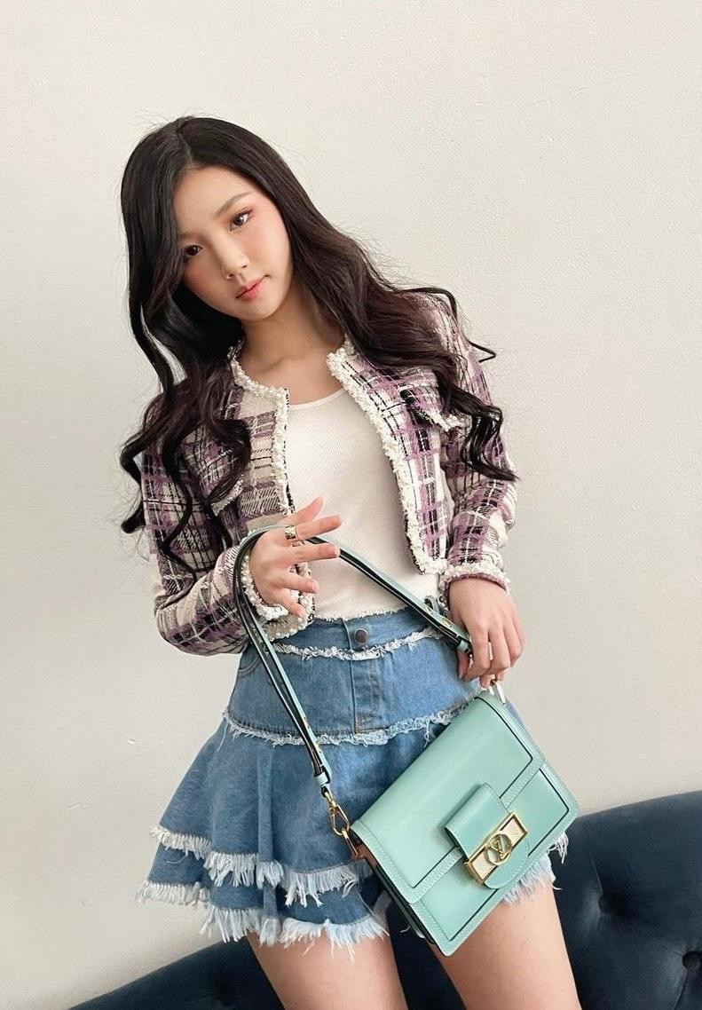 AMEE chọn chân váy jeans, phối cùng áo thun và blazer tao nhã. Layout makeup &quot;trong veo&quot; và túi xách có thiết kế đơn giản giúp nữ ca sĩ sở hữu vẻ ngoài năng động, rạng rỡ.