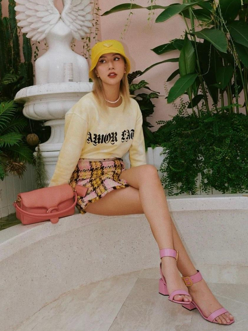 Chân váy ngắn có họa tiết houndstooth cùng nón tai bèo, giày cao gót và dây chuyền ngọc trai giúp Quỳnh Anh Shyn &quot;biến hình&quot; thành cô gái thời thượng.